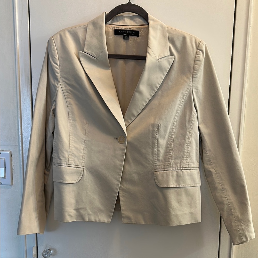 Anne Klein Cream Tailored Blazer with Notched Lapels